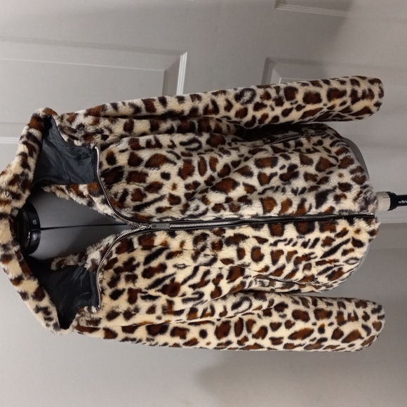 F2 Faux Fur Very Soft  Teddy Short Coat, Hooded. SIZE SM - Picture 2 of 6